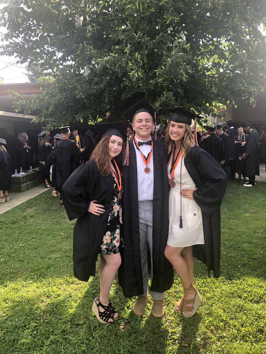 cameronrogers_'s tweet photo. C/O 2019🎓 we made it https://t.co/tKTo2c16SF