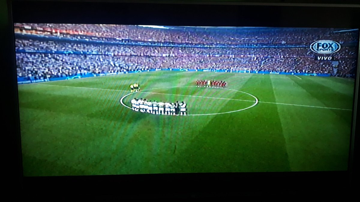 FatimitaBlue's tweet photo. Equipos ya en la cancha, rindiendo minuto de silencio al jugador fallecido el día de hoy #LaPerlaReyes https://t.co/9jmPLjgOgr