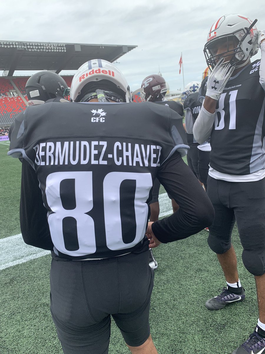 chatfootball's tweet photo. Team Burris takes the lead! 👀💪🏼 #CFC100 Sony Bermudez-Chavez scores his third of the game on a toss from #CFC100 Eli Hetlinger ... the #CFC50 Harry Ainlay connection is real  ... Team Burris now lead 25-24 with under a minute left in the third quarter 🇨🇦🏈 #CFCProspectGame https://t.co/OapZHigbGT