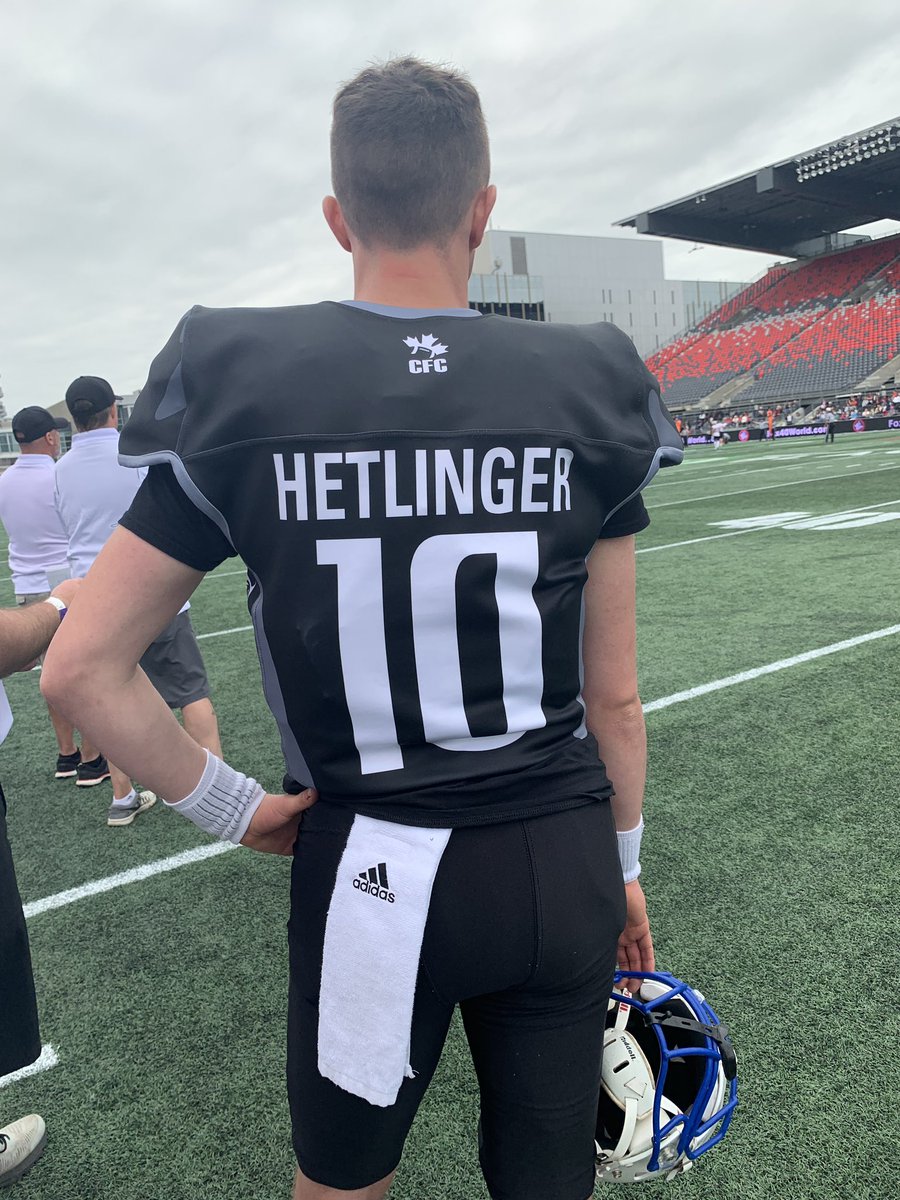 Team Burris takes the lead! 👀💪🏼 #CFC100 Sony Bermudez-Chavez scores his third of the game on a toss from #CFC100 Eli Hetlinger ... the #CFC50 Harry Ainlay connection is real  ... Team Burris now lead 25-24 with under a minute left in the third quarter 🇨🇦🏈 #CFCProspectGame
