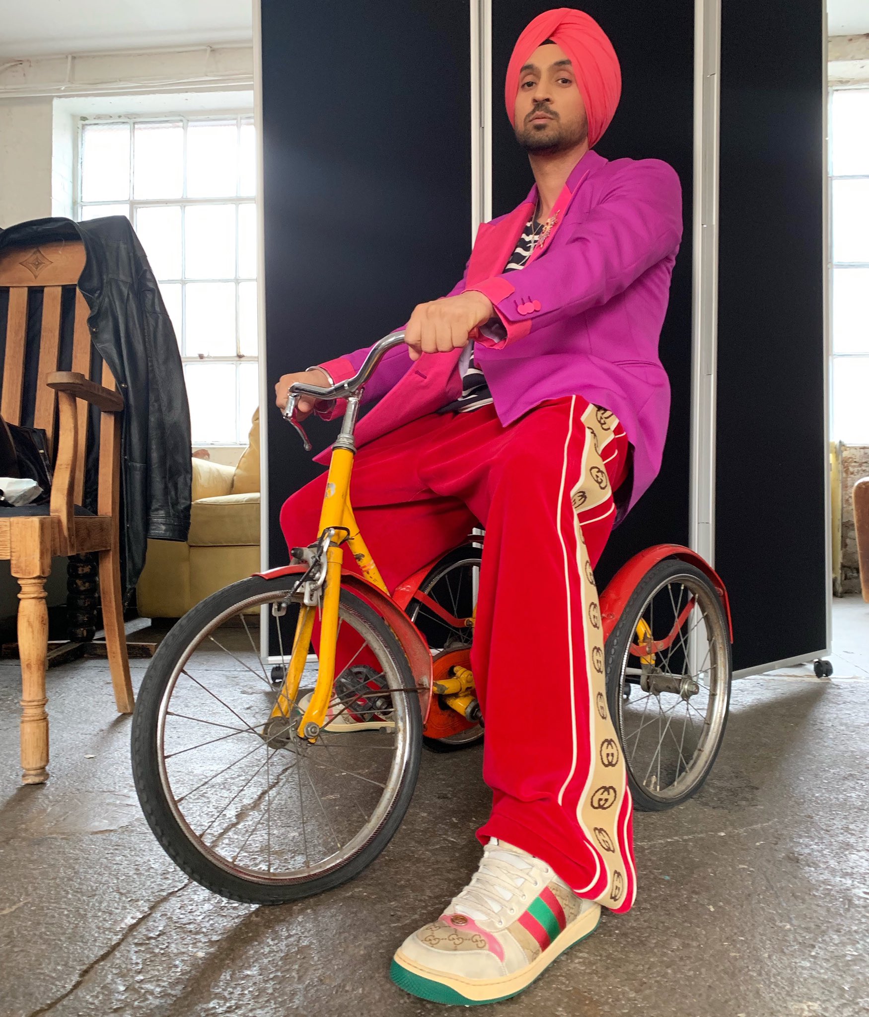 DILJIT DOSANJH on Twitter: "Sada Munda Tan Edan Hee Karu ...? DOSANJHANWALA ON VOGUE COVER ? Love MY FANS ?✊ P.S - If Someone's Dhedh Dukhing.. Go Take some Hajmola ?? #Kalolan… https://t.co/LsjmD0mSSv"