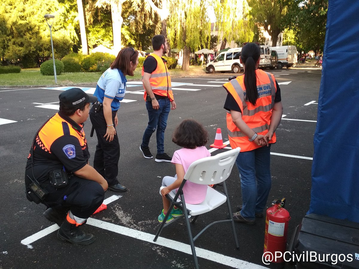 PCivilBurgos's tweet photo. Durante esta calurosa tarde de sábado nos encontramos cubriendo el festival #rubural🎷

Nos puedes encontrar junto a @CruzRojaBurgos y #SeguridadPrivada, en el antiguo hospital militar de #Burgos

Hemos facilitado un feliz reencuentro de una menor perdida con su familia✅ https://t.co/w6BbjgRRJI