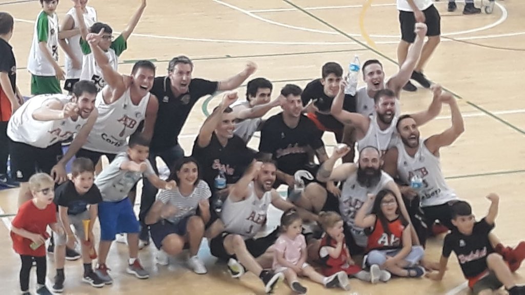 Històric SOM EBA 💪💪💪. Partit d’infart que es decideix al final amb un triplot de <a href="/mcuesta6/">Marc Cuvi</a> després de que el <a href="/cbroser1933/">C.B.Roser</a> remontés 14 punts de diferència. Ho hem treballat molt durant l’any i ens ho mereixem 👹👹👹 <a href="/SomCorbera/">Som Corbera</a>