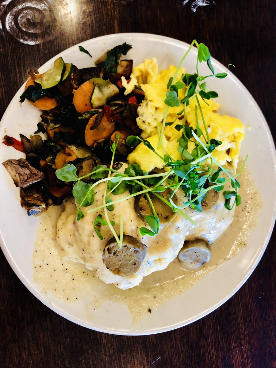 nickialanoche's tweet photo. Loved Pomegranate Cafe in #Ahwatukee! #Vegan mac ‘n cheeze, biscuit and “sausage” gravy, prickly pear mimosa and carrot, ginger, beet, orange and pineapple juice. #Phoenix #Phoenixdining @visitphoenix #vegetarian https://t.co/Zcmccro7vs