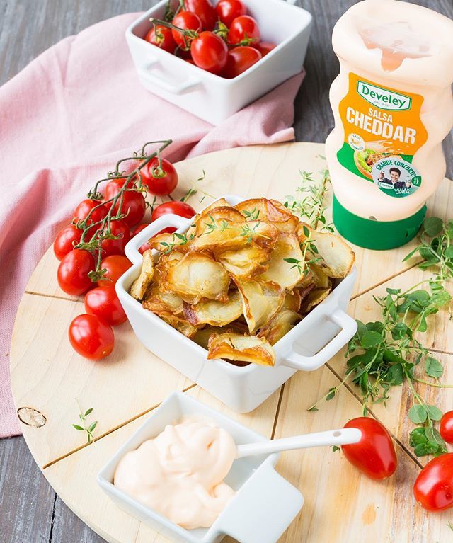 maestracongusto's tweet image. Voglia di qualcosa di stuzzicante? Dai è sabato facciamo un aperitivo? Siiii! Patatine homemade con salsa Cheddar e pomodorini #patatine #develey #homemade #aperitivo #ricettecongusto #aperitivi ##patate #patata #potatoes #salsacheddar #cheddar #sabato #… bit.ly/2KkOgXU