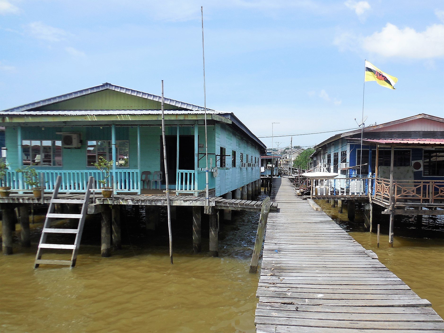はやひとの 東洋のベニスブルネイ中心の水上の集落 水上の集落カンポンアイールは歴史的に見るとブルネイ の中心である ブルネイの首都バンダルスリブガワンにある世界最大の水上集落である カンポンアイール 水上集落 東洋のベニス ボルネオ島