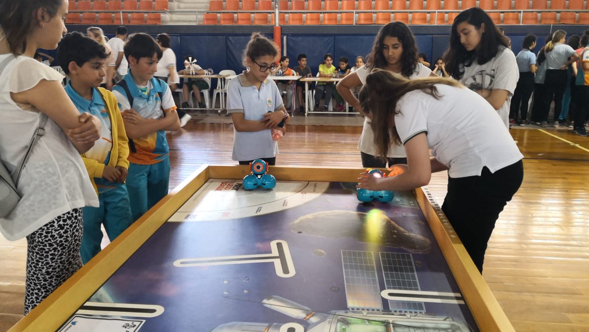 nadireoksuz1's tweet photo. Maker Day &amp; Science Fest 100'e yakın proje,yazılım,deneyler,su roketi yarışları ile eğlendirici,bilgilendirici ve rengarenk geçti.
Her üründe emek vardı,özveri vardı,bilgi vardı,paylaşım vardı,kazanım vardı.
@goksel_yalcin @BozkurtRezan @BozkurtRezan @SanemBH @AliRizaLule https://t.co/yIXnJFj54o