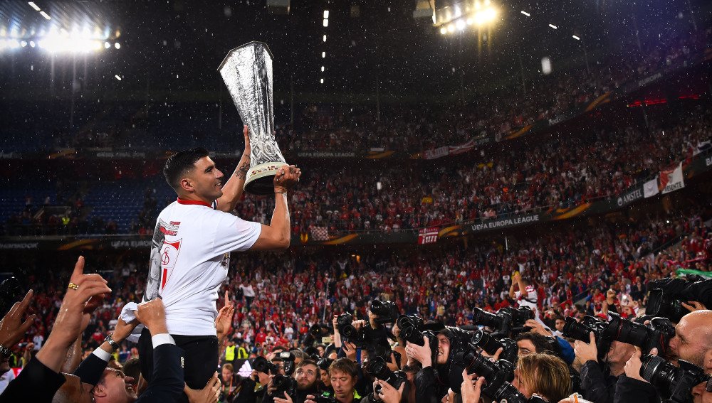 DaniFajBal's tweet photo. Mi ídolo de la infancia, el mejor futbolista que ha vestido de rojo y blanco.
Se fue y nos quitó la deuda psra siempre, se hartó de ganar y aún así volvió para levantar un título europeo con su equipo del alma. DEP #ReyesLeyenda https://t.co/6RQ93u6dFx
