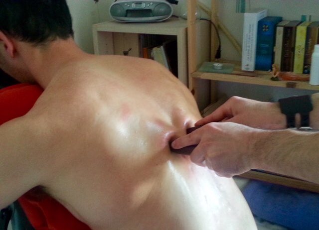 ronan_datausse's tweet photo. Le #massage #russe au #bâton , une méthode radicale pour #purger les #tensions du #dos . Obligé de #lacherprise pour se #détendre et accepter la #douleur . Une fois que c’est fini, c’est le #bienêtre complet.
#healthy #wellness #naturaltraining #sante https://t.co/MS7jkPxWst