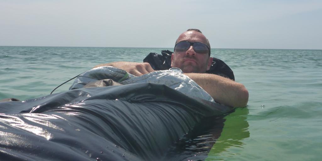 SKORO_TM's tweet photo. A sleeping bag that can swim? It can be transformed into a gable end shelter, stretched as a shelter, used as clothes or hung to reflect the heat of fire, and even turn it into a winter sleeping bag. https://t.co/fPFj96J3MG #sleepingbag #backpacking #outdoorgear #outdoors #skoro https://t.co/nPj3HSCQ5p