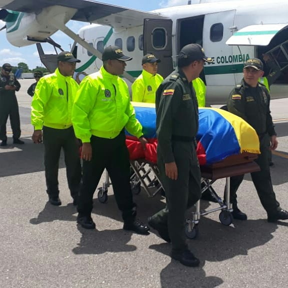 danielramireztv's tweet photo. NO es un artista
NO llegó en avión propio
NO hubo prensa a su llegada

Sin embargo dio su vida en cumplimiento del deber.

Fin del comunicado. https://t.co/ONdpihq35g