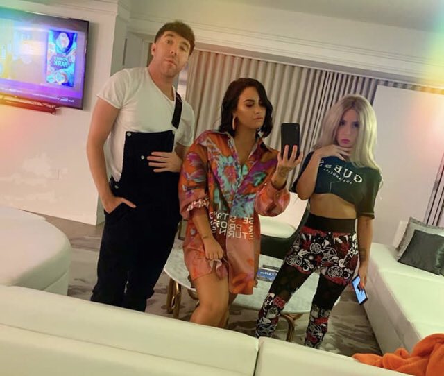 ddIovatoar's tweet photo. [ddlovato] Demi en Instagram: “Mis mejores amigos por siempre 💗” https://t.co/PxWsbIVe2J
