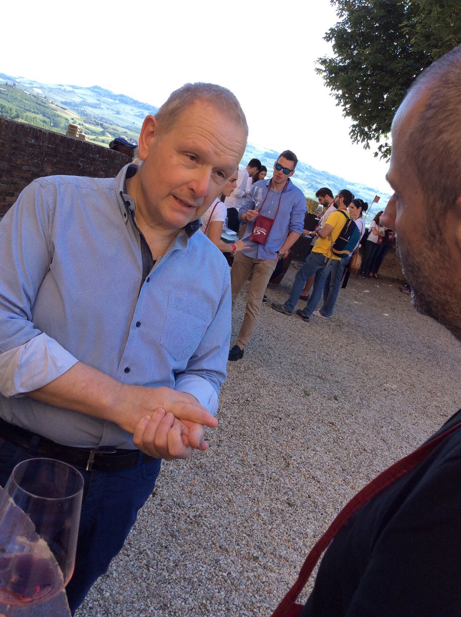 rs_bc_bl's tweet photo. #iobarolo keepgoing in #Roddi
#rbb #rossobiancobolle #vitaeller
#piemontenelbicchiere #neverstoplearning #neverstoptasting https://t.co/TeIMa9NCUH