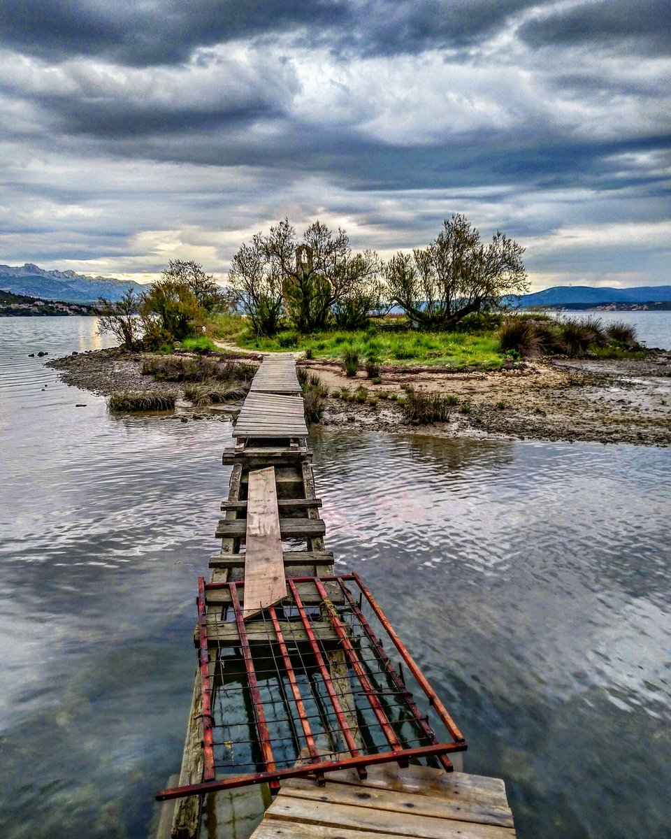 _Llamateurs_'s tweet photo. #monastery #Croatia https://t.co/kitsq7jl9r