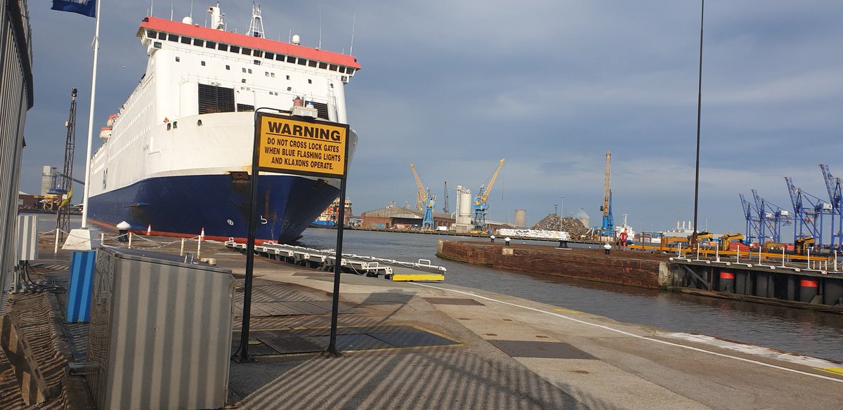 sunkfarmer's tweet image. #thread2 Picture 1 is of #PoY entering the lock depending on the tide in the Humber the lock will drop the ferry down as far as 8meters tonight was 6m in 9 minutes. From the port we drove to Paull she's motoring at this point. Then from Paull to Stone Creek at Sunk