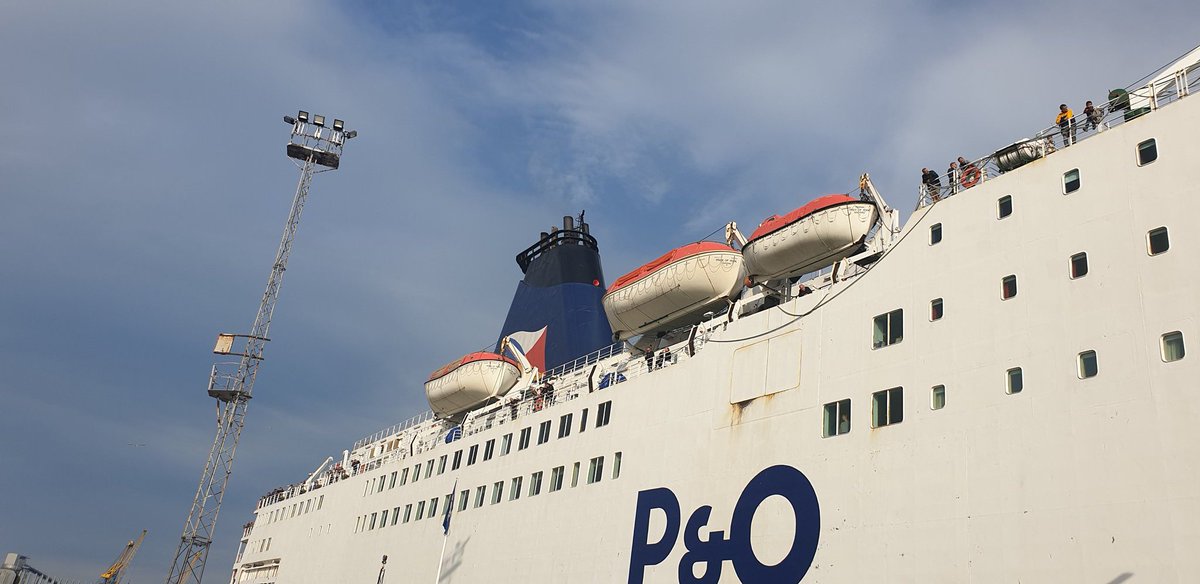 sunkfarmer's tweet image. #thread2 Picture 1 is of #PoY entering the lock depending on the tide in the Humber the lock will drop the ferry down as far as 8meters tonight was 6m in 9 minutes. From the port we drove to Paull she's motoring at this point. Then from Paull to Stone Creek at Sunk