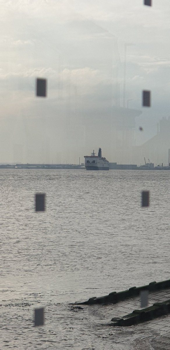 sunkfarmer's tweet image. #thread2 Picture 1 is of #PoY entering the lock depending on the tide in the Humber the lock will drop the ferry down as far as 8meters tonight was 6m in 9 minutes. From the port we drove to Paull she's motoring at this point. Then from Paull to Stone Creek at Sunk
