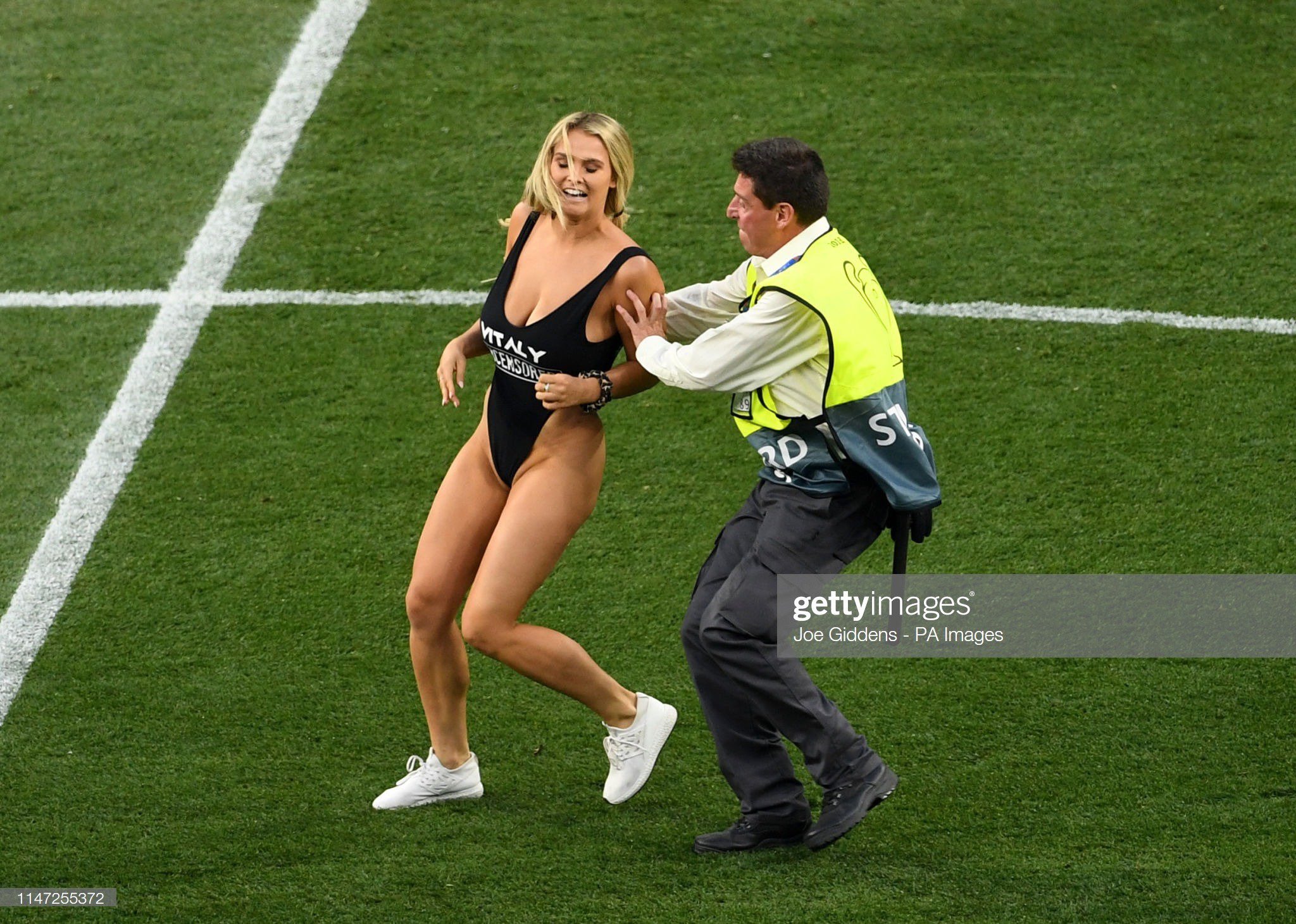 Champ on Twitter: "Streaker on the pitch at the League Final. I think that's only time someone hot streaked 😂 https://t.co/C6yc1234pK" / Twitter