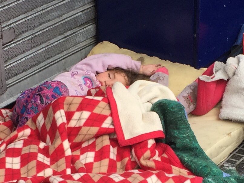 Esto no es la villa 31. Es Corrientes y Suipacha. Una bebé tirada durmiendo solita. Que mierda pasa?????
