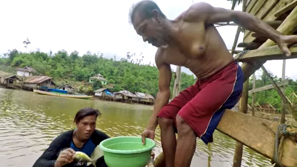 Dandhy_Laksono's tweet image. Ada lagi nelayan Bajau bernama Belalo di Morombo (Sultra) yang menolak "uang debu" 200 ribu per tongkang ore (8.000 ton) dari perusahaan tambang nikel yang mencemari lautnya.

Padahal hidupnya di "titik nadir". Harga diri dan integritas yang ia utamakan.

youtu.be/bQEdgwm5gxI