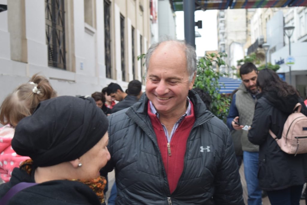 JoseMPazOk's tweet photo. Junto con @SilviaEdePerez recorremos el centro tucumano y escuchamos los planteos de los vecinos. Quieren vivir tranquilos, teniendo caminos en condiciones y agua en sus casas. #VamosTucumán https://t.co/ZDDmg2KvSc
