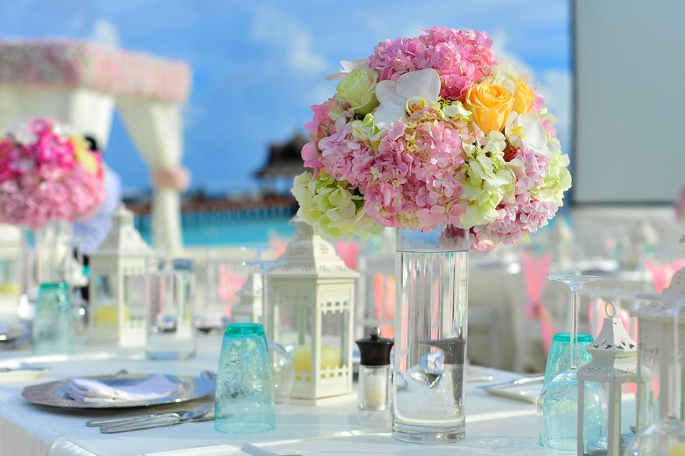 MissGloubi's tweet photo. Decor 💐
Une décoration de table qui respire l'été !!! 🌞❤️
#love #summer #weddingflowers #weddingdecor #weddingsummer #saison2019 #mariage #decoration #wedding #weddingdesigner #fleurs #soleil #sun #nspi https://t.co/vf8OdGXmkj