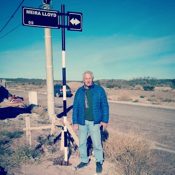 JuanBacaro's tweet photo. En Puerto Madryn inauguraron una calle con el nombre de mi abuela.

Meira Lloyd fue una mujer que dedicó su vida a la enfermería y fue muy reconocida en su época. Ayudó a nacer a la mayoría de los madrinenses que hoy andan alrededor de los 50 años.

Y el de la foto es mi papá. https://t.co/KLVGLNPecq