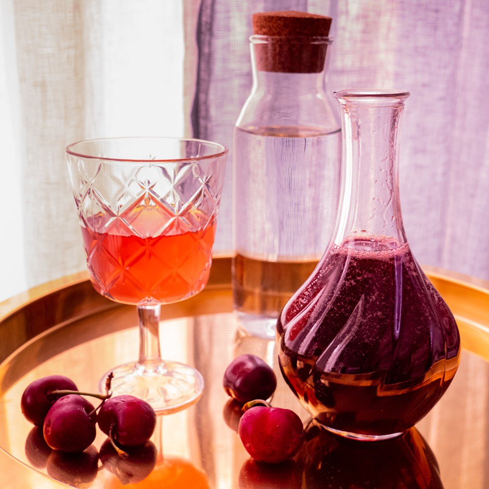 CHERBET MILIANAOriginaire de Miliana. Il s'agit d'un sirop de fruit à base de jus de cerise, d'eau, sucre parfois de jus de grenade, citron et raisin. On utilise des noyaux de cerises concassés pour faire épaissir la boisson, elles contiennent de la pectine, un gélifiant végétal