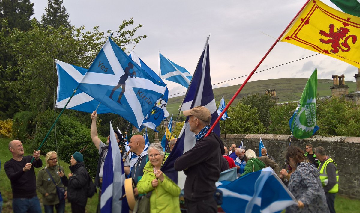 kuantancurls's tweet photo. #YesKirrie and #YesForfar in #Galashiels
#AUOBGalashiels #AllUnderOneBanner
Get your #YesKirrie flags fae #YesKirriemuir https://t.co/OLWr6x2XoM