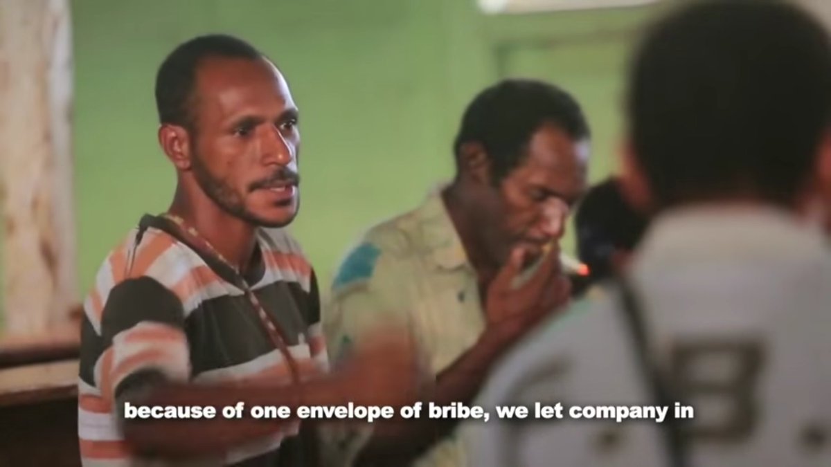 Dandhy_Laksono's tweet image. Di Merauke ada Agustinus Mahuze. Ketua marga yang kerap menolak amplop dari perusahaan kelapa sawit agar ia mau memengaruhi anggota marga untuk melepas tanah.

Padahal ekonominya pas-pasan. Penerangan rumahnya pakai pelita yang kadang kehabisan minyak.

youtu.be/MSVTZSa4oSg