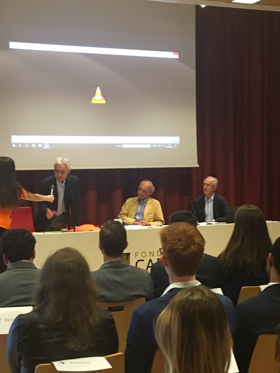 Premiazione del #concorsoEconoMIA a #trento, di <a href="/AEEEItalia/">AEEE Italia</a> con <a href="/Tboeri/">Tito Boeri</a> <a href="/economicsfest/">Festival Economia Trento</a>