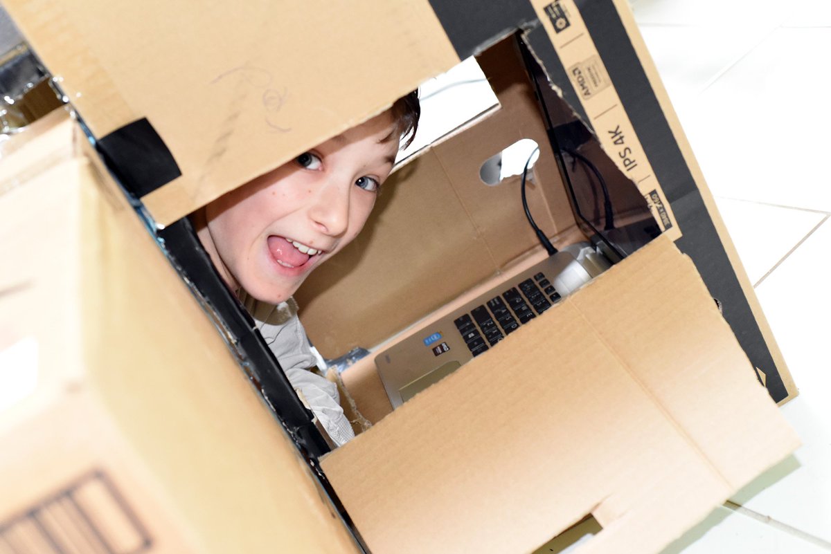 JF_Ruel's tweet photo. Ce matin, j'ai découvert un futur scientifique des données dans une boîte de carton.  Data Scientist in a box! https://t.co/fRb32jRrzp