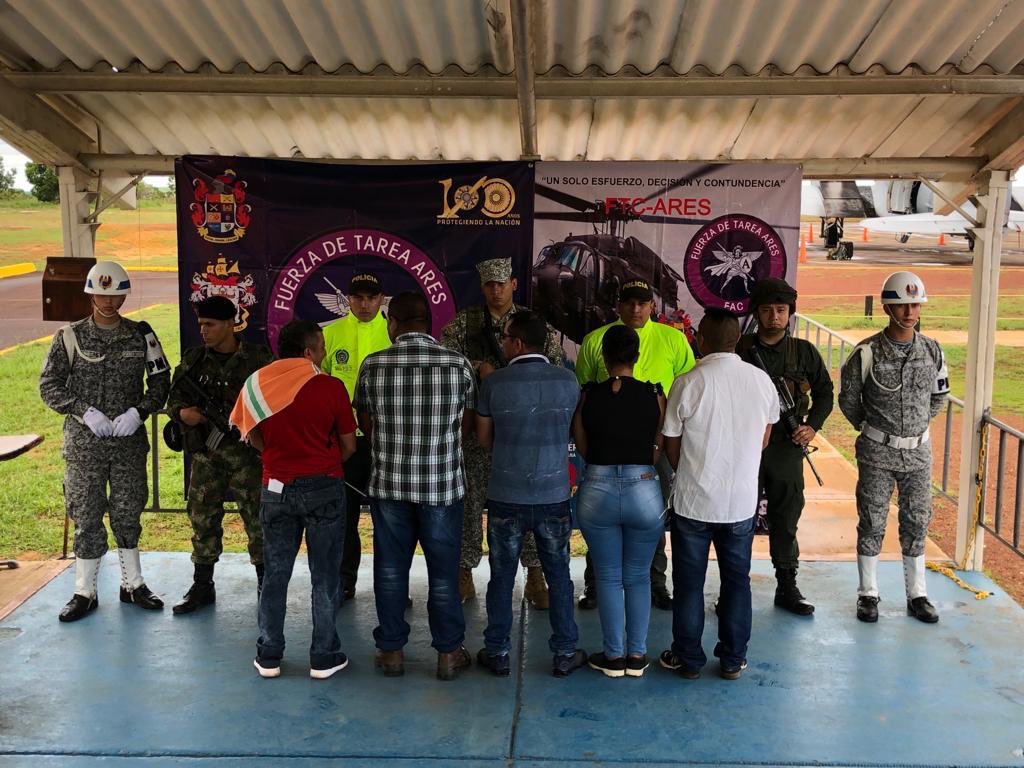 FuerzaAereaCol's tweet photo. En operación de @FuerzaAereaCol #FTCAres y @PoliciaColombia, se logró la captura de 11 integrantes de #LosPuntilleros en #Vichada, #Meta y #Bogotá.
Entre los capturados está alias #ElIndio cabecilla del componente narcotráfico.

Leer más ➡️ https://t.co/3it3Gm6g7J https://t.co/RwUA5J1MHT