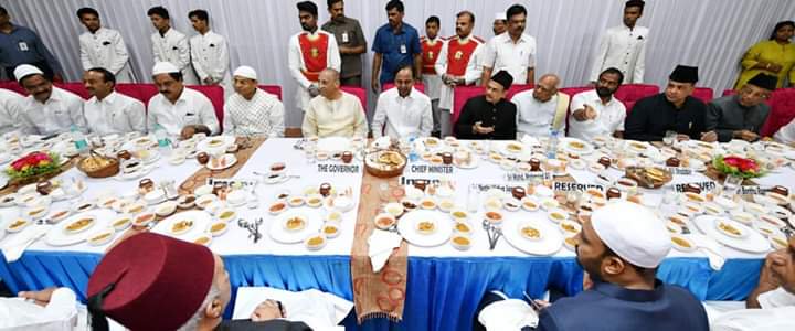 GadilingaJp's tweet photo. తెలుగు రాష్ట్రాల గవర్నర్ నరసింహన్ గారు, తెలంగాణ ముఖ్యమంత్రి కేసీఆర్ గారు, ఇరురాష్ట్రాల ముస్లిం మతపెద్దలతో కలిసి ఇఫ్తార్ విందులో పాల్గొన్న వైయస్ జగన్ అన్న...

#Iftar #iftarparty 
#YSJagan #APCMYsJagan 
#KCR #TelanganaCm https://t.co/x8UwcGt4Ut