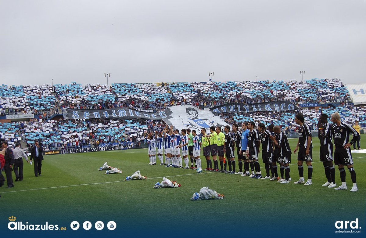 Albiazules's tweet photo. Así lució el último mosaico en el estadio Nuevo Colombino. Fotografías del archivo de @Albiazules. #Recre #Recreativo #SomosAlbiazules https://t.co/k4PIH07qvr