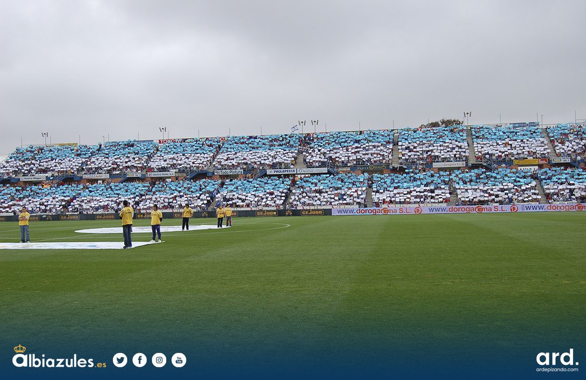 Albiazules's tweet photo. Así lució el último mosaico en el estadio Nuevo Colombino. Fotografías del archivo de @Albiazules. #Recre #Recreativo #SomosAlbiazules https://t.co/k4PIH07qvr
