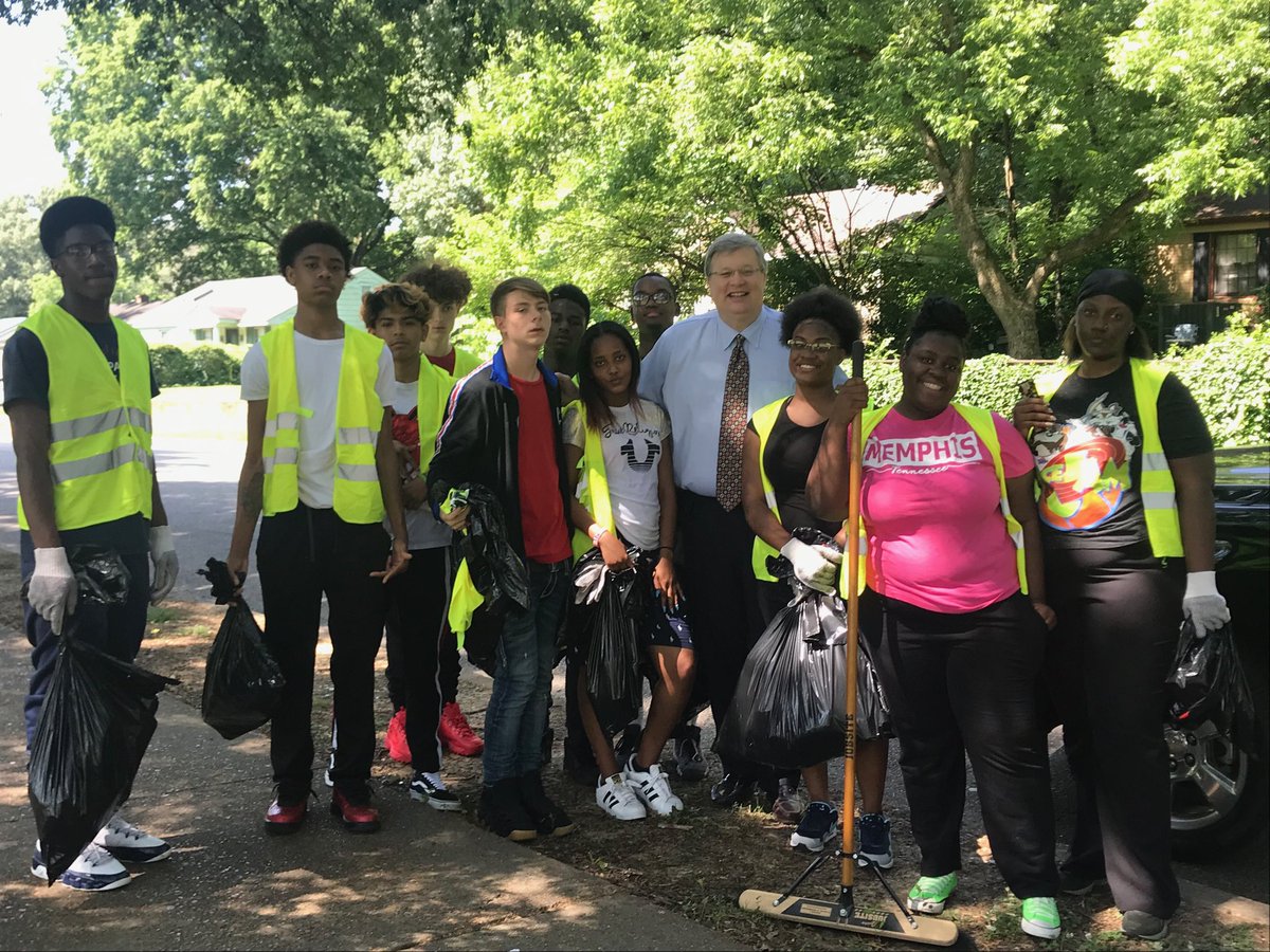 Another stop to thank the neighbors and volunteers for today's clean up in Berclair; we need active neighborhood groups!Thanks again to <a href="/CleanMemphis/">Clean Memphis</a> and <a href="/MEM_Beautiful/">Memphis City Beautiful</a>.

And happy to meet some great kids playing soccer at Gaisman Park!