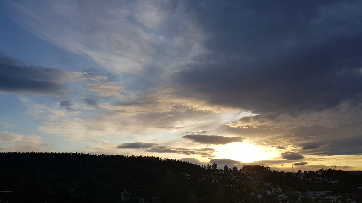 Dilyanka4's tweet photo. #fotography #foto #landscape #clouds #sky #sunlight #landscapelovers #sunsett https://t.co/WqlzEtXHC9