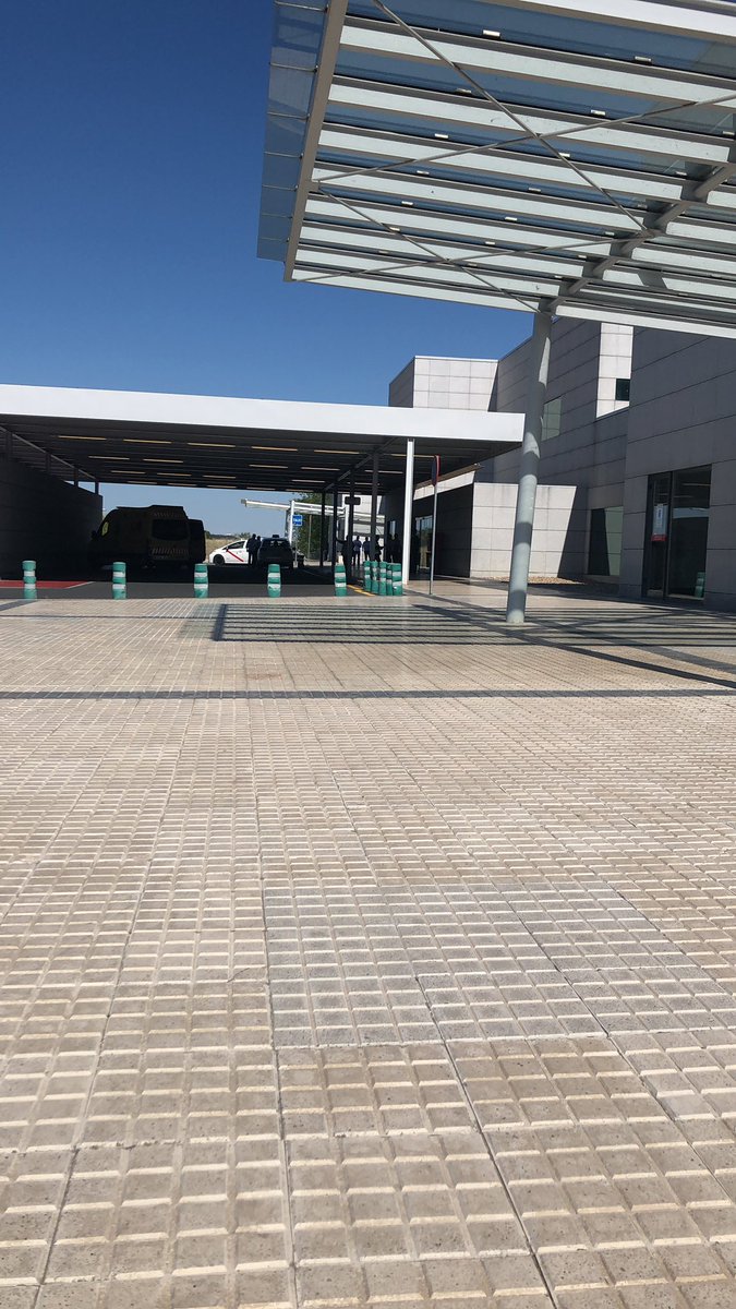 OlgaNuria's tweet photo. 6 horas en urgencias de Puerta de Hierro. Flipo. https://t.co/VcKnkDfzFa