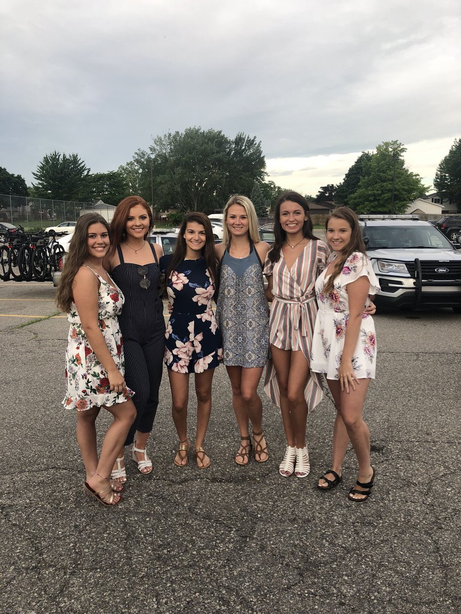 kaylahauer_'s tweet photo. Happt Birthday Ari! love you bunches!! hope you have a great day💞🥳 @ariana_zag https://t.co/nlw1J3RjTK
