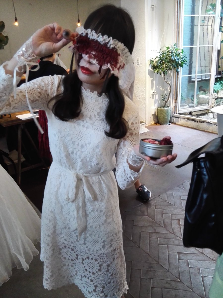 BO_bottomwota's tweet photo. 白の衣装に真紅で染まる包帯のコントラストがとてもよき
#DOOLHOUSE https://t.co/hrXjheElXD