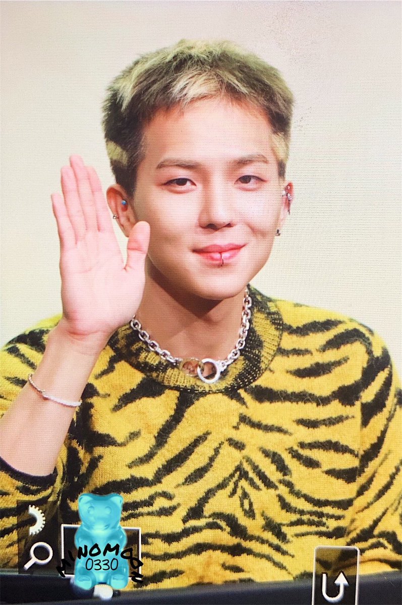 winner_italy's tweet photo. 📝 190601 Fansign a Mapo

#MINO ha dovuto cambiarsi durante il fansign, sostituendo il maglione tigrato che indossava perché ha avuto una reazione allergica al tessuto.

#WINNER #위너 @yginnercircle https://t.co/p1gHy6jPED