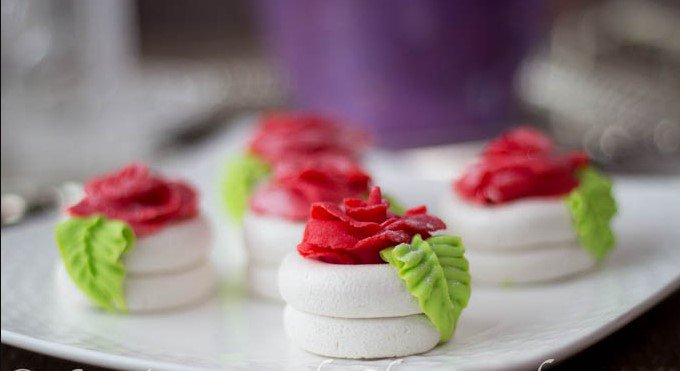 EL FANIDGâteau Algérois présent à tous les mariages. Composé de poudre d’amandes, le sucre glace et les blancs d’œufs. El fanid ne se cuit pas mais sèche dans le four. la température ne doit pas dépasser les 100°C, pour que le fanid sèche mais ne change pas de couleur.