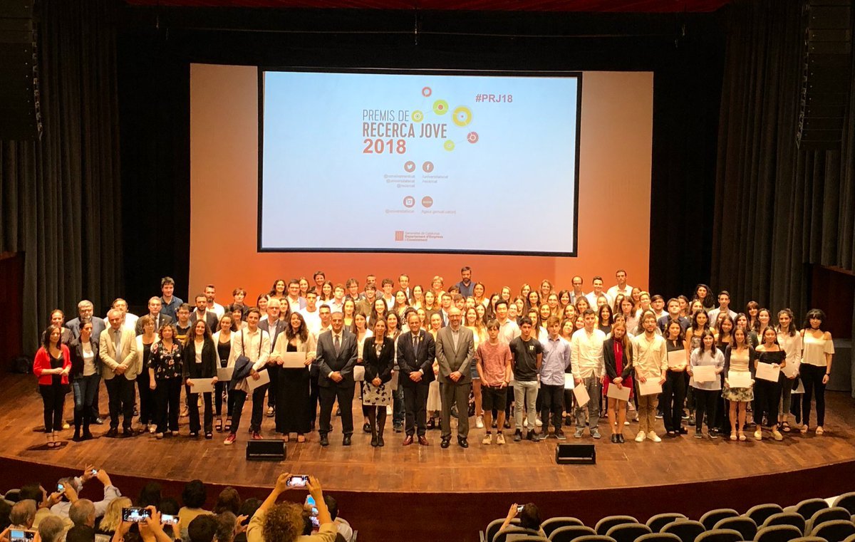 Zafrainvestiga's tweet photo. @IJMZafra Una foto que emociona, la dels premiats i premiades #PRJ18 Joves amb criteri, rigorosos, treballadors, divulgadors No deixeu mai de mirar amb curiositat i de fer-vos preguntes👏Entre els premiats la Salma i la Cristina @IJMZafra per una #recerca feta a 4t d'ESO @consorciedubcn https://t.co/01zRw9e9lN