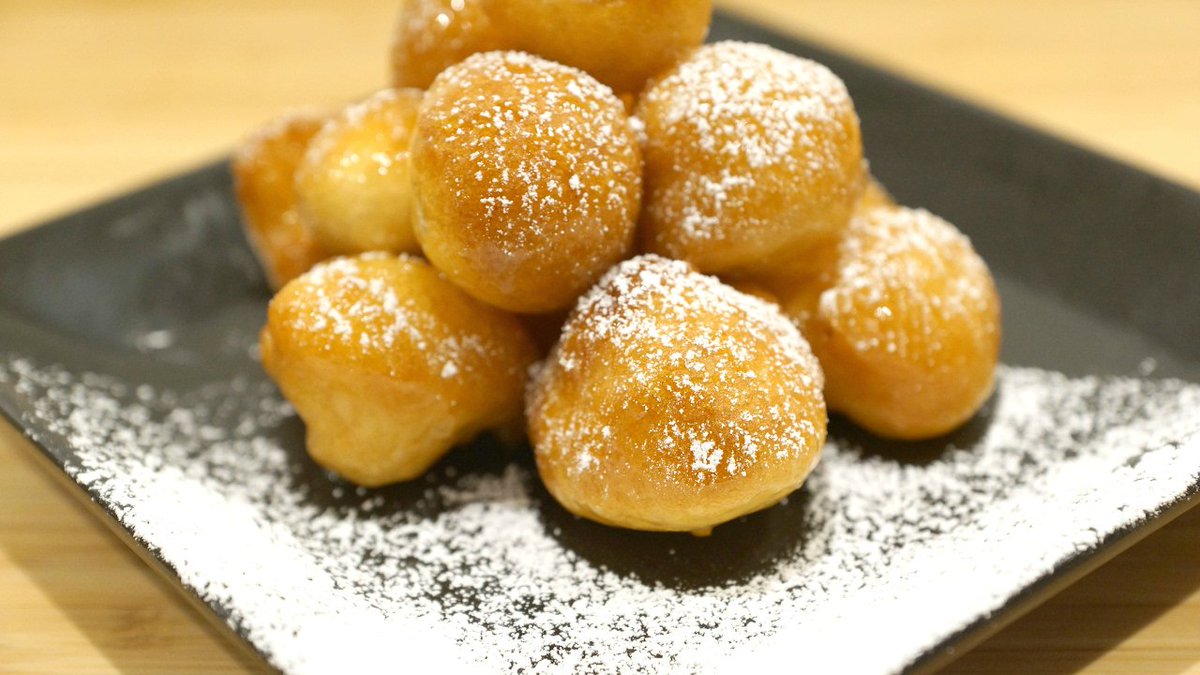 LOKMAT EL KADI Se traduisant par « les bouchées du juge ». Plat Algérois d'origine ottomane qui s'est ensuite répandu en Grèce et en Egypte. Un beignet, à base de miel ou de sirop, ayant une forme ronde.