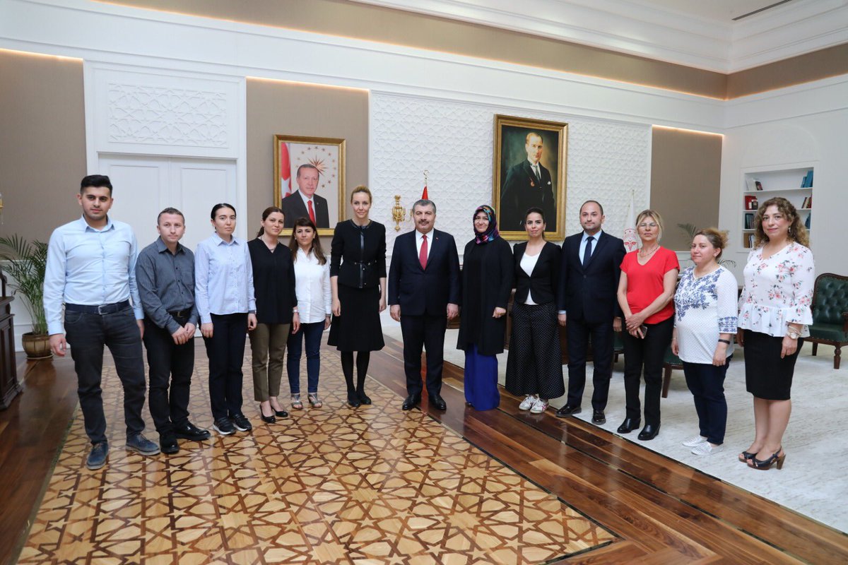 drfahrettinkoca's tweet photo. Bakanlığımızda çalışan mesai arkadaşlarımızın bayramlarını tebrik ettik. Aileleri ile birlikte huzur ve mutluluk içinde güzel bir bayram tatili geçirmelerini diliyorum. https://t.co/F2ZuBG3YSq