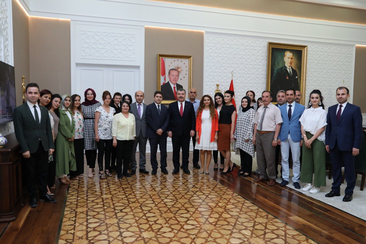 drfahrettinkoca's tweet photo. Bakanlığımızda çalışan mesai arkadaşlarımızın bayramlarını tebrik ettik. Aileleri ile birlikte huzur ve mutluluk içinde güzel bir bayram tatili geçirmelerini diliyorum. https://t.co/F2ZuBG3YSq