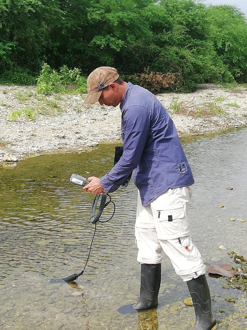 CADS_ESPOL's tweet photo. Nuestro Biólogo, John Ramos, parte del #teamcads se encuentra realizando mediciones de calidad física del agua usando un equipo multiparamétrico en la provincia de Santa Elena #DiaMundialDelMedioAmbiente https://t.co/73vqe7FfFX