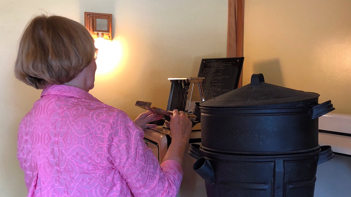 CookingClubKS's tweet photo. We’re setting up for Kitchen Tours. The vintage culinary equipment we’re showcasing today fits right in at Frank Lloyd Wright’s Allen House where Club member Elsie Allen hosted the 1926 annual luncheon. https://t.co/nvtuNihnxD