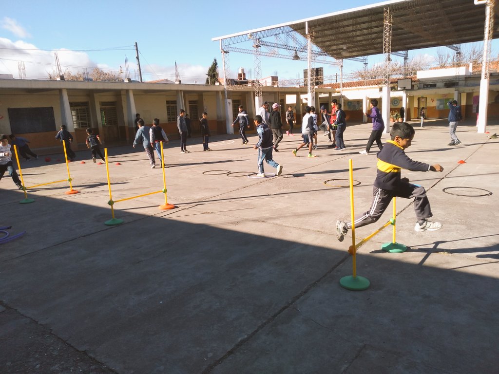 RebakMauricio's tweet photo. @fguillesaavedra @patriciapinasco @vanesa_aramayo @aniberruezo @UrtubeyJM @YanilMarisol 
HERMOSA JORNADA 
ESC. JUANA AZURDUY DE PADILLA C.A.I N°5
 HOY TRABAJAMOS ATLETISMO. 
CORRER, SALTAR O LANZAR SON HABILIDADES BÁSICAS DEL SER HUMANO https://t.co/4s4fKBwZEZ